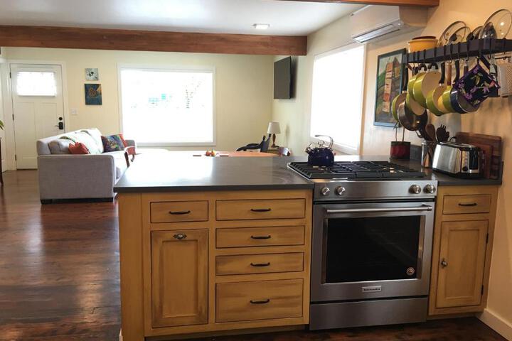 Adorable Home on the Park 10 Miles South of Eugene