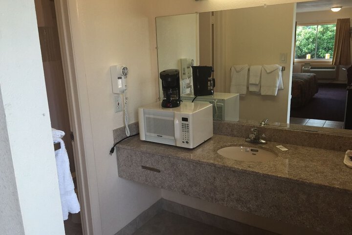Belmont Inn & Suites