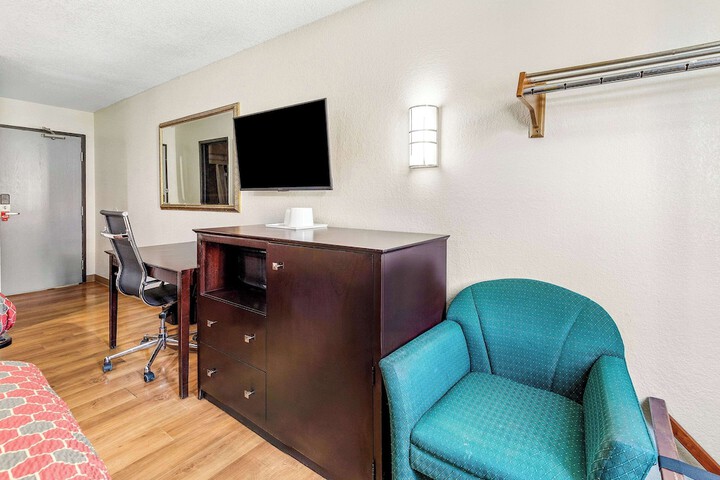 Room 32 of 43