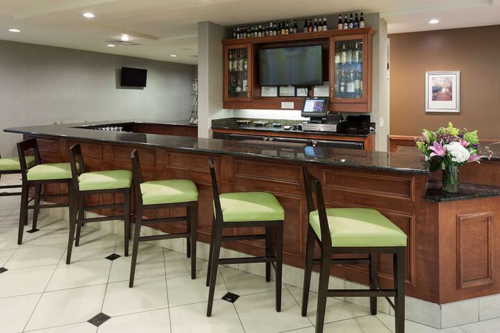 Lounge 36 of 40