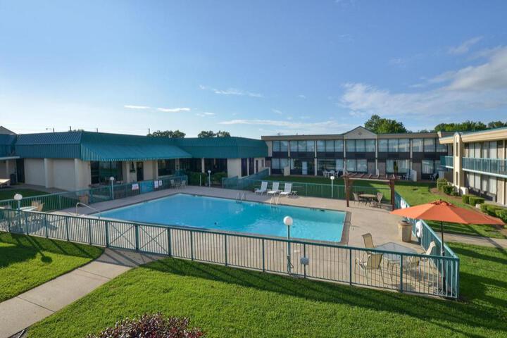 Lamplighter Inn and Suites