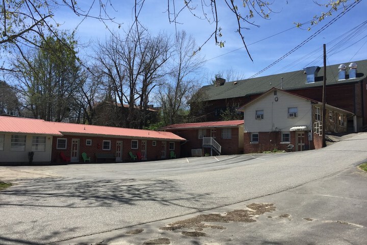 Phillips Historic Motel & Cottages