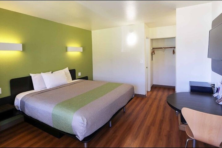 Room 16 of 39