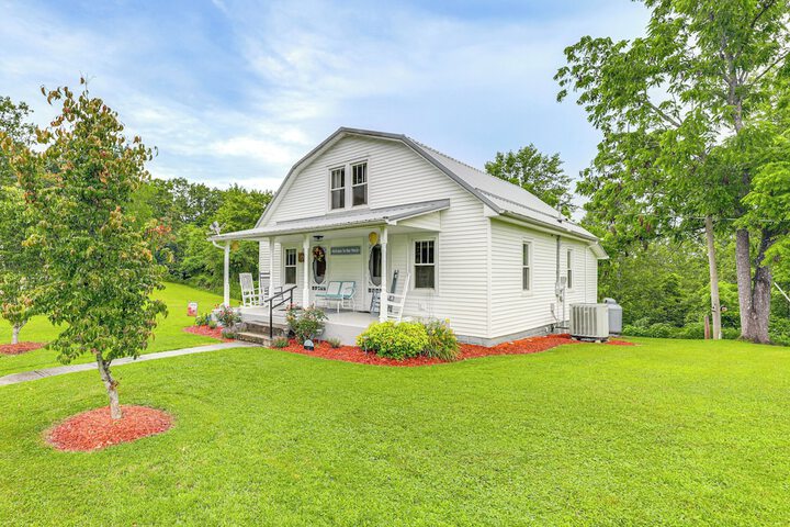 grandma's Farm House on 125 Acres w / Fire Pit!