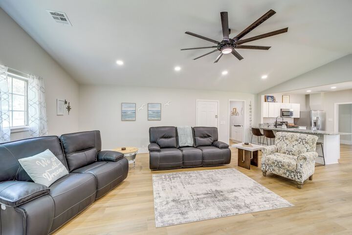 Walk to Lake Parks & Dining: Eufala Family Home!