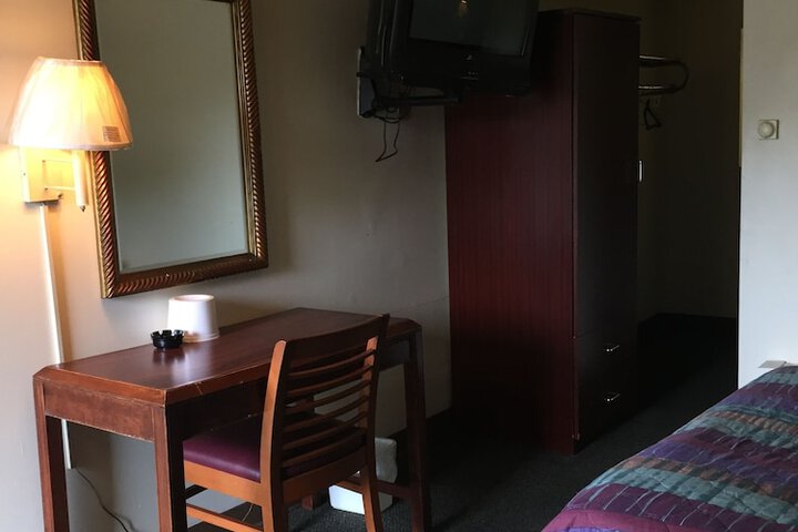 Room 10 of 19