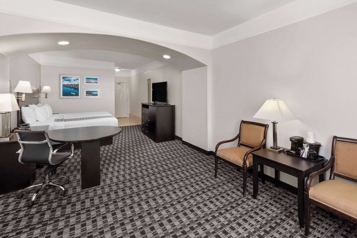 La Quinta Inn & Suites by Wyndham Deer Park