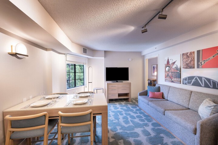 Room 33 of 47