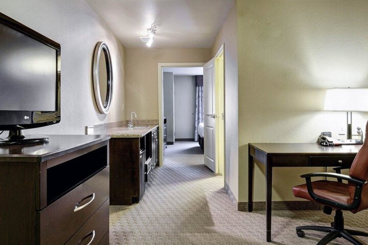 Comfort Suites near Hot Springs Park