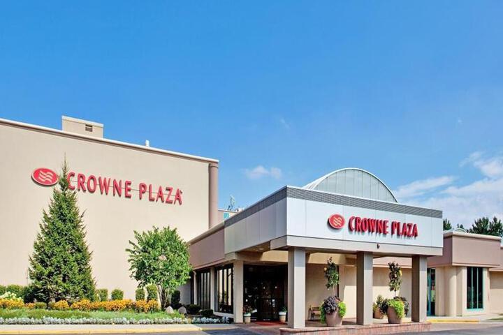Crowne Plaza Chicago-Northbrook by IHG
