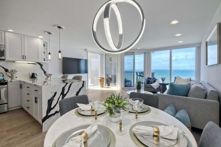 Solana Sunset Stunning Beachside Retreat for 4!