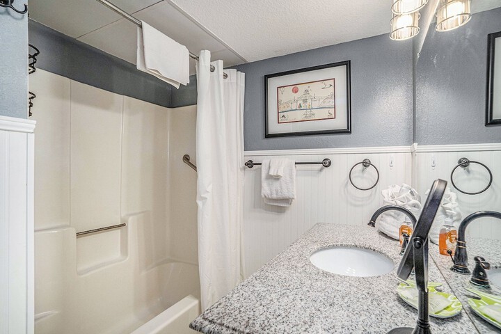 0401 Waters Edge Resort 3 Bedroom Condo by RedAwning