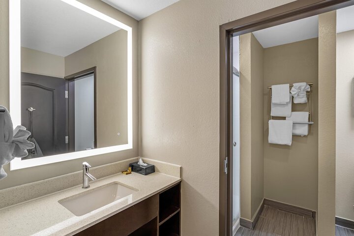 Best Western Plus Bay City Inn & Suites
