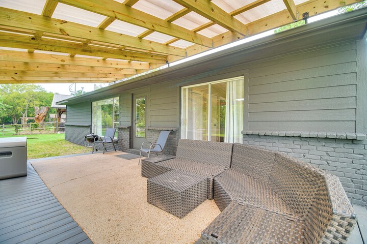 On-site Lake Access: Pet-friendly Vinita Home