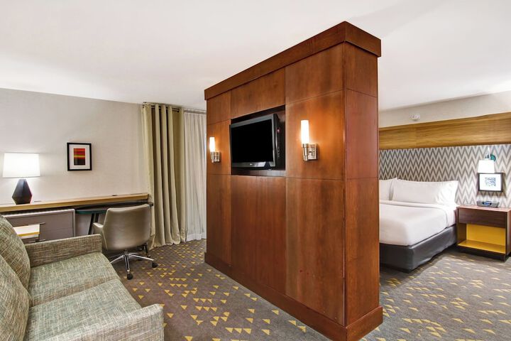 Holiday Inn Oakville Centre by IHG