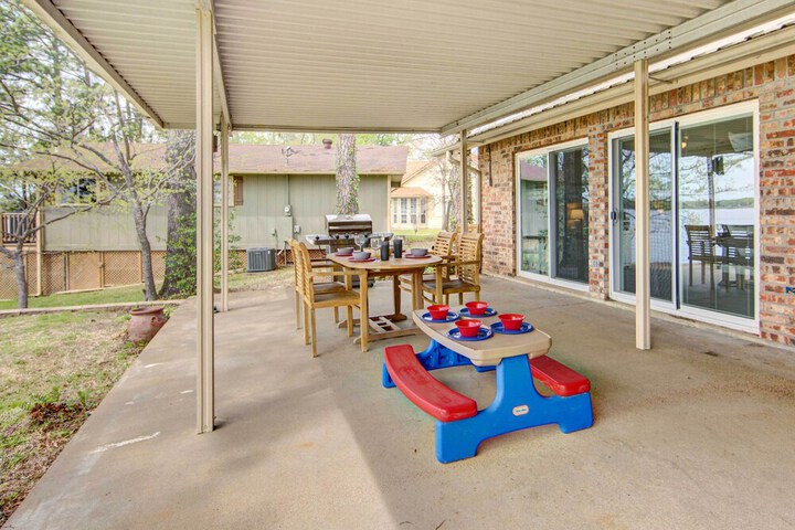 Mineola Lake House w / Dock & Fire Pit!