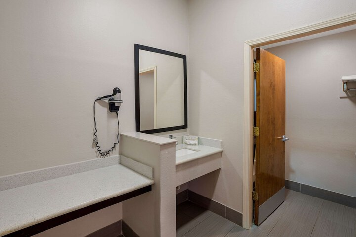 Room 15 of 28
