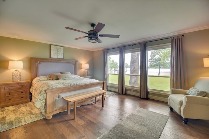 On-site Lake Access: Group Getaway in Afton