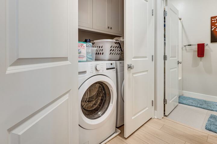 12 Mi to Dtla! Multi-level Charmer w / Pool Access