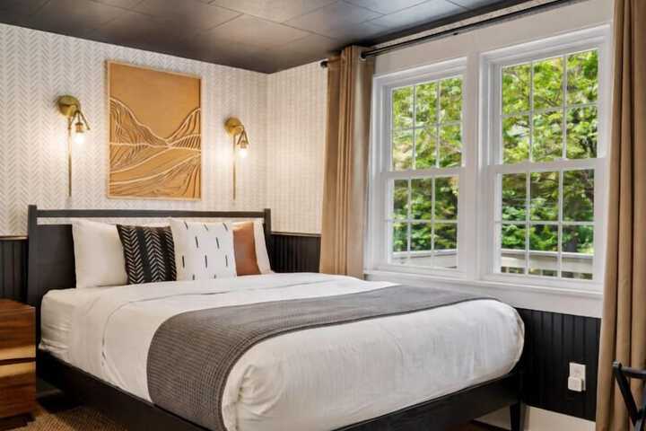 The Aurora Inn & Cottages