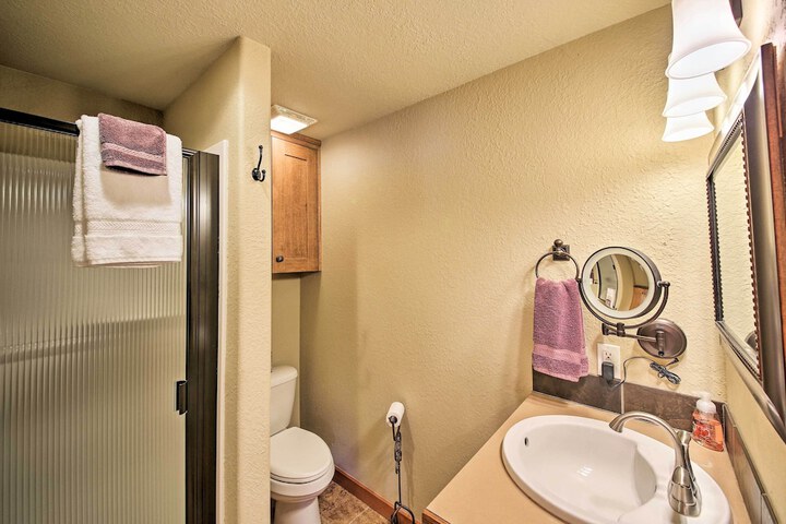 Lake Pend Oreille Condo w / Porch & Mountain View!