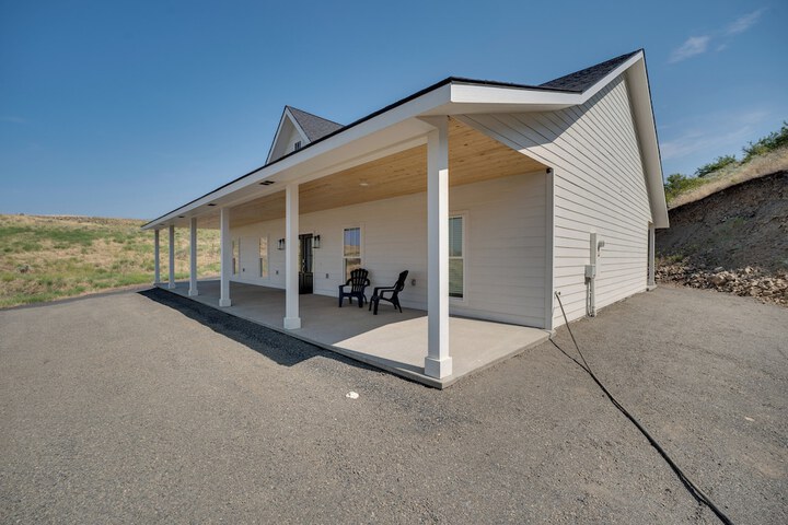 Lake Roosevelt Getaway w / Lake + Mountain Views!