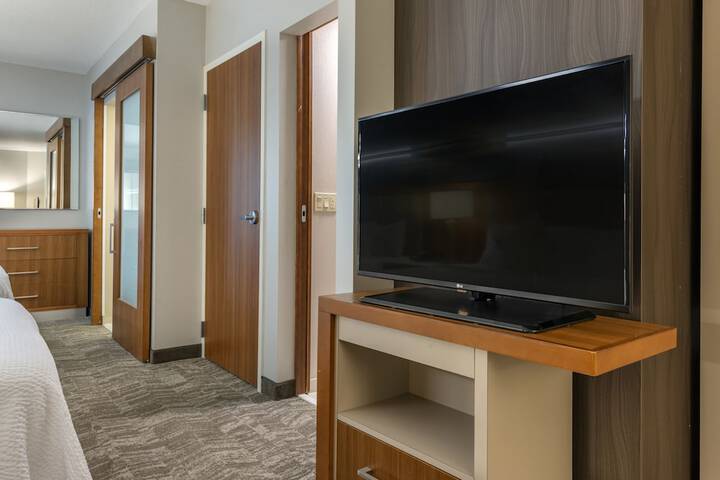 Room 33 of 47