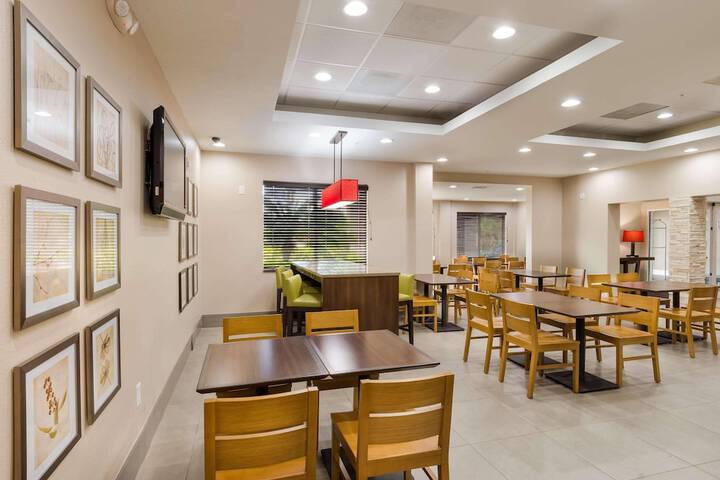 Country Inn & Suites by Radisson St. Petersburg - Clearwater, FL