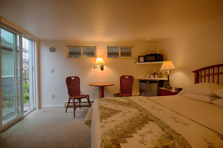 The Waves / The Argonauta Inn/The White Heron Lodge