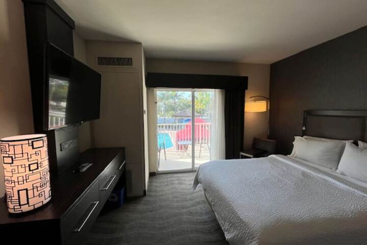 Holiday Inn Express Hotel Naples Downtown - 5th Avenue