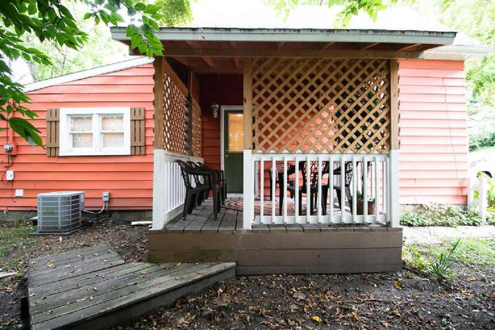 Downtown 2 Bedroom Cottage Sleeps 6, Walking Distance to Honeywell, Downtown Restaurants, Shopping