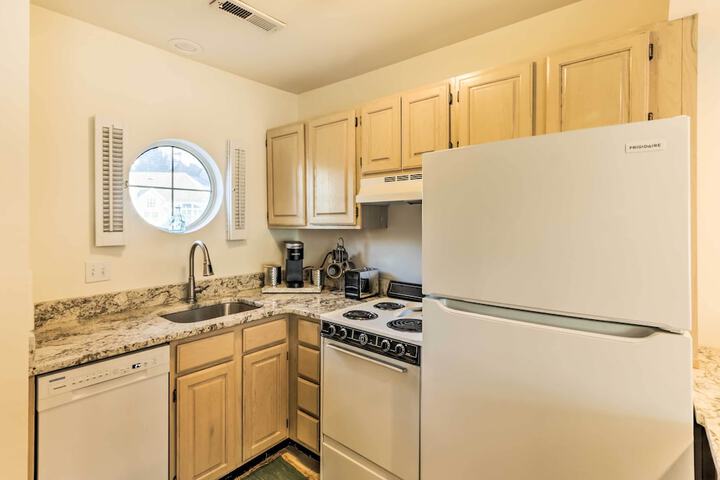 Lovely Norwich Villa on Golf Course w / Amenities!