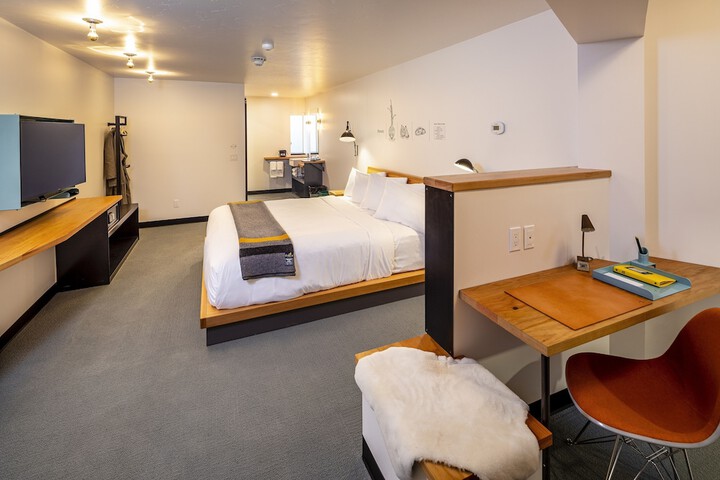 Room 33 of 46