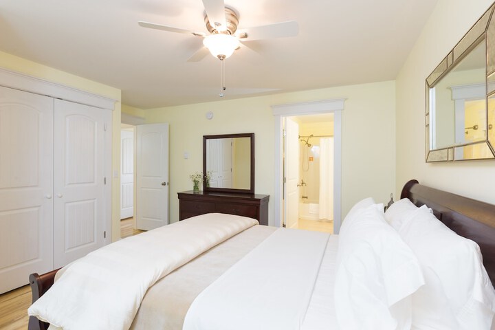Room 72 of 373
