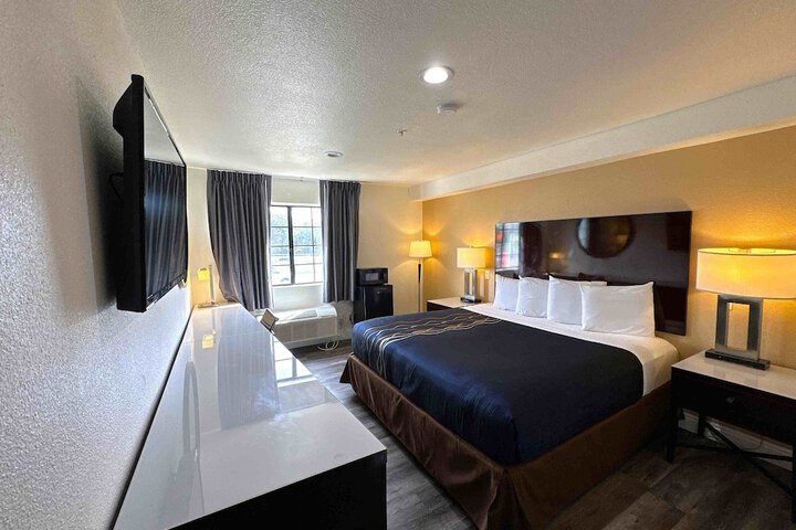Room 9 of 11