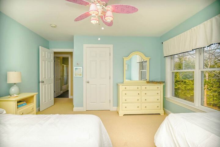 Stunning 5 Bdr Walk to York Harbor Beach!