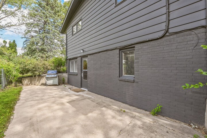 Iowa City 4br Backyard Walk To Stadium 4 Bedroom Home