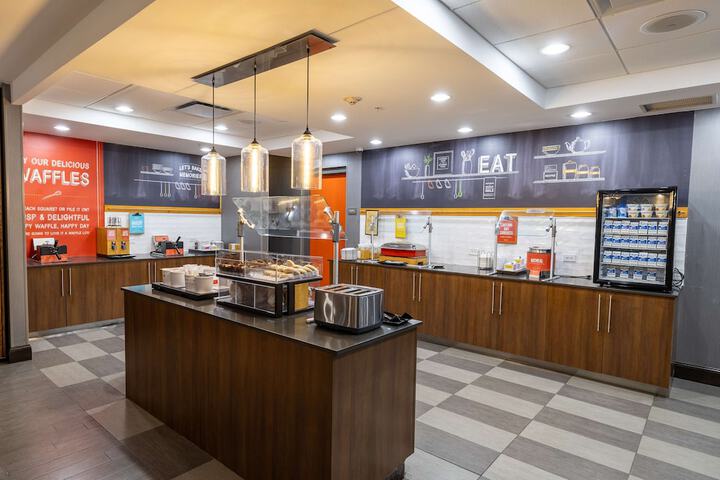 Hampton Inn & Suites Greensboro / Coliseum Area