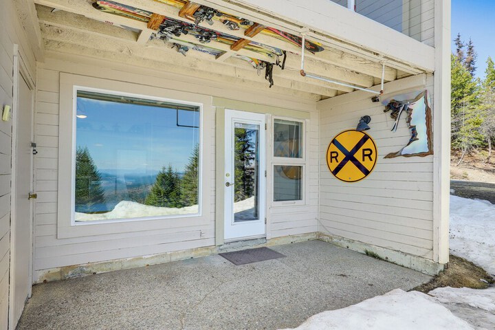 Picturesque Mt. Spokane Condo Near Skiing & Biking!