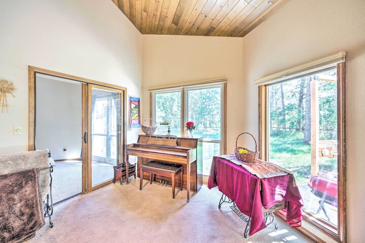 Serene Monument Sanctuary w / Patio & Fire Pit!