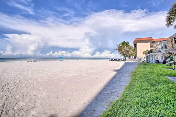 Beachfront Redington Shores Condo w / Pool!
