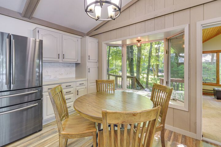 Spacious Luxury Cabin w / Deck & Dock on Bone Lake