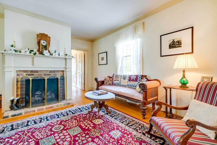 Terre Haute Manor Farmhouse w / Gardens & Deck!