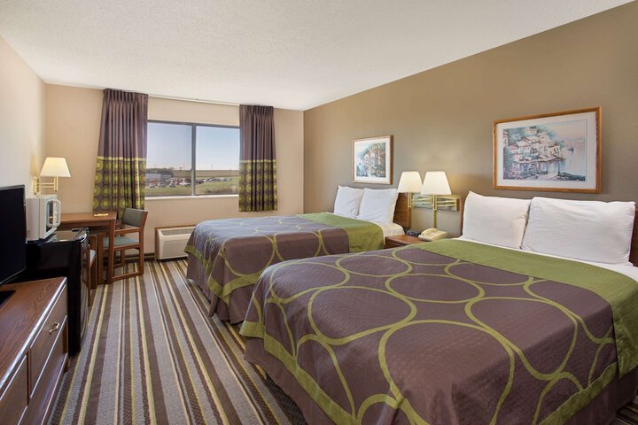 Super 8 by Wyndham Charles City