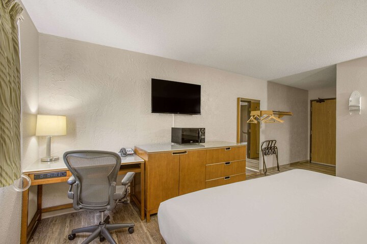 Room 13 of 32