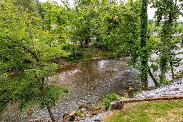 Twin Mountain Inn & Suites