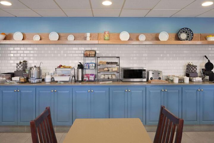 Country Inn & Suites by Radisson Warner Robins, GA