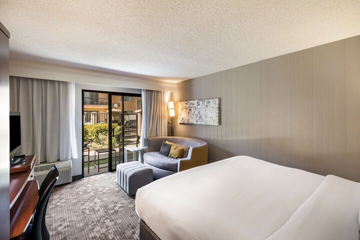 Room 34 of 40