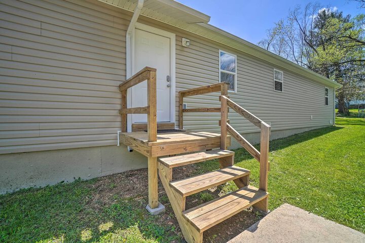 Charming One-level Home w / Deck Walk to Dtwn