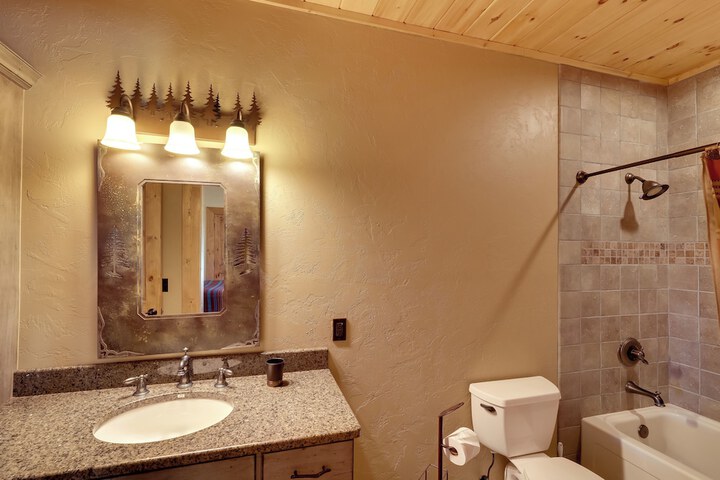 free Spirit Ranch w / Hot Tub & Mountain Views